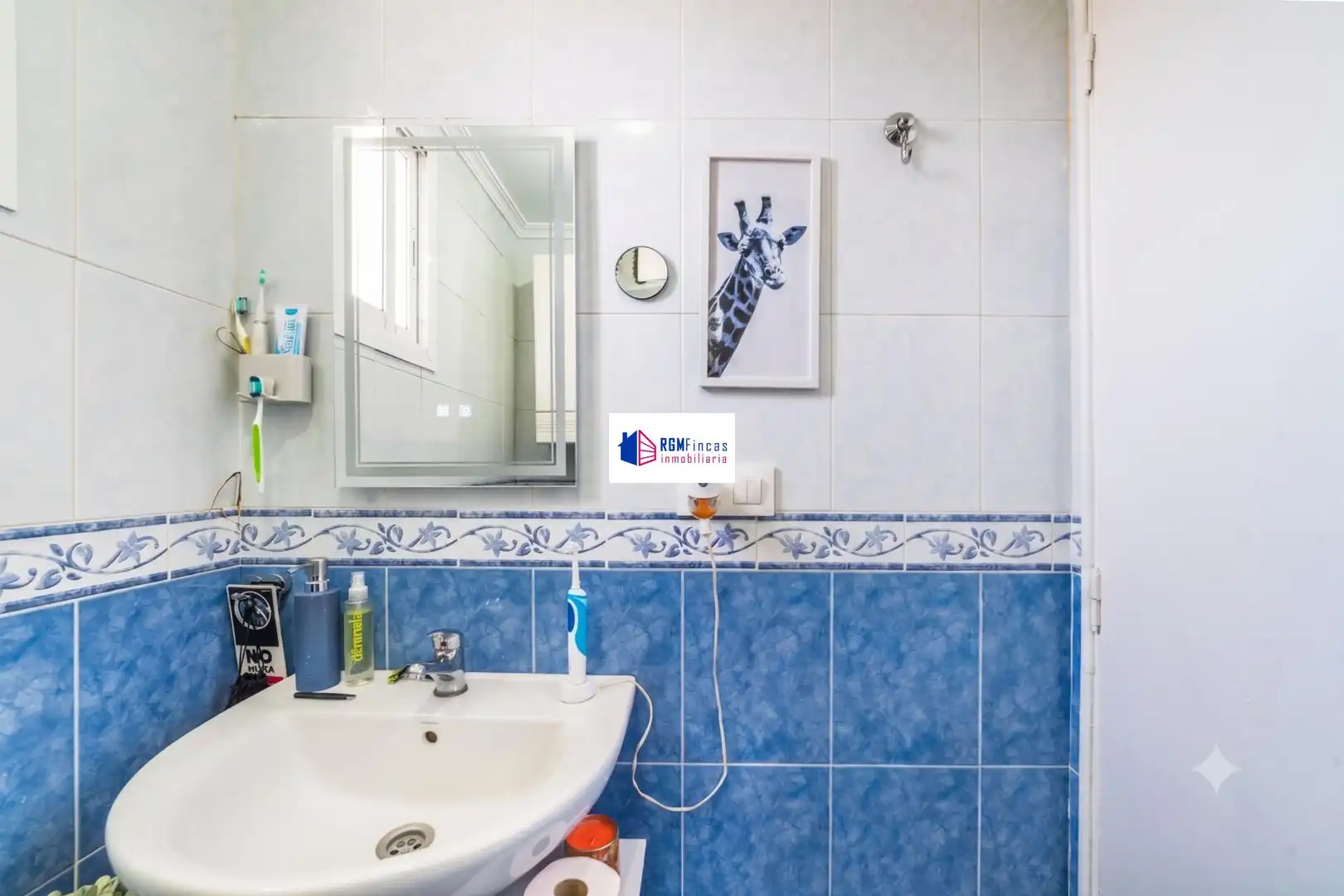 Bathroom of Flat for sale in Sevilla  with Air Conditioner and Storage room