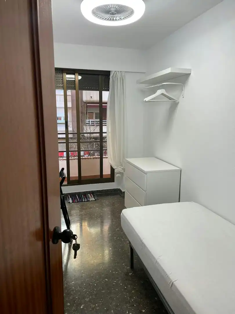 Bedroom of Flat for share in Valencia  with Washing machine