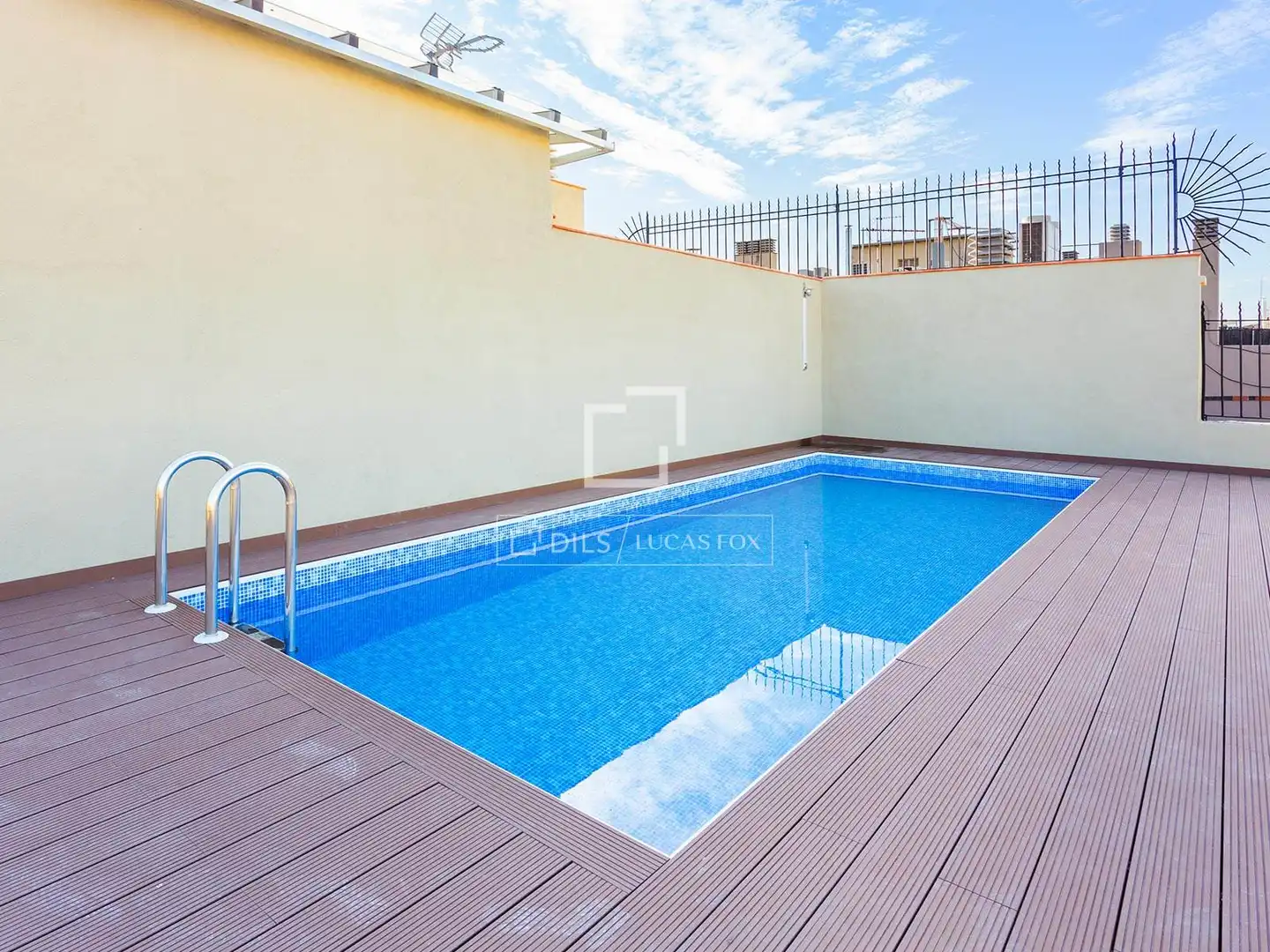 Piscina de Piso en venta en Barcelona con Aire acondicionado, Terraza y Balcón