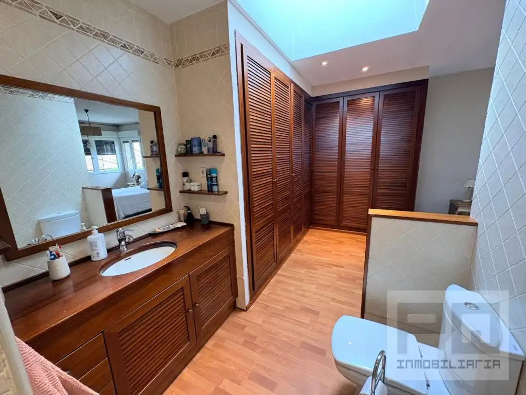 Badezimmer von Haus oder Chalet zum Verkauf in Las Navas del Marqués  mit Ofen, Waschmaschine und Mikrowelle