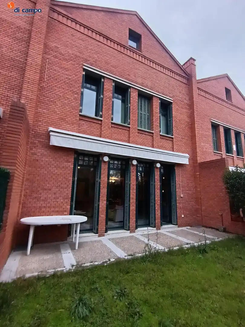 Vista exterior de Casa adosada en venda en Valladolid amb Jardí privat, Traster i Piscina comunitària
