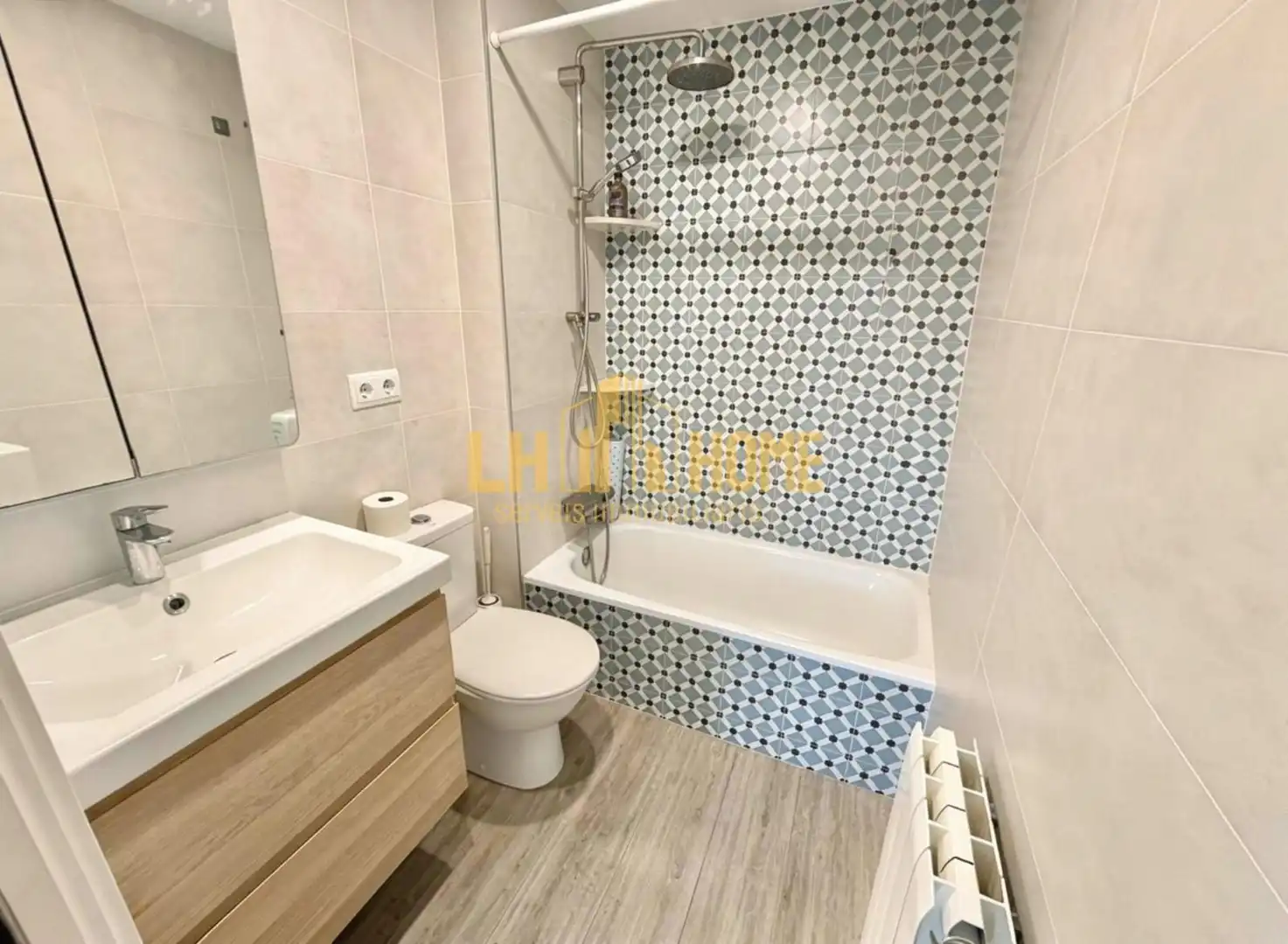 Bathroom of Flat for sale in L'Hospitalet de Llobregat  with Air Conditioner, Heating and Parquet flooring