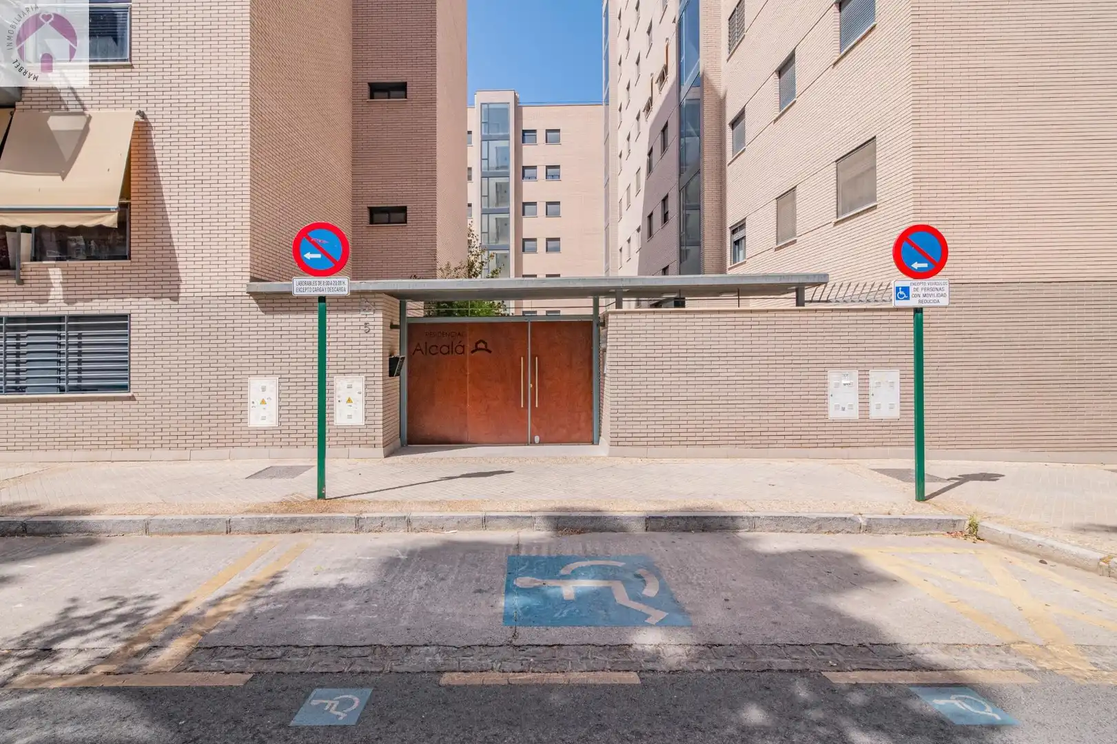 Parking of Flat for sale in Granada  with Air Conditioner, Heating and Terrace