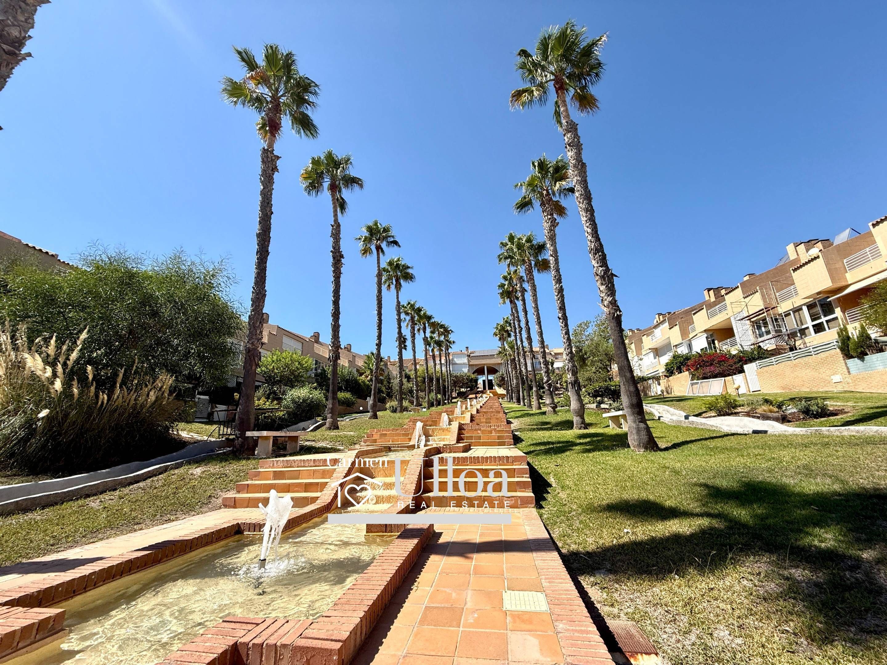 Vista exterior de Casa o xalet en venda en Alicante / Alacant amb Aire condicionat, Jardí privat i Terrassa