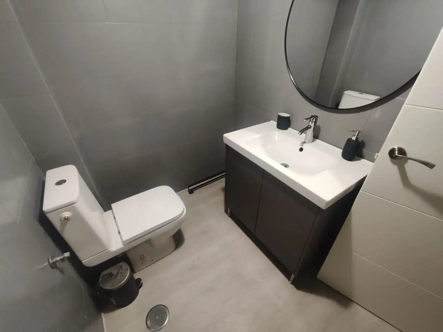 Bathroom of Flat for sale in Madrid  with Terrace, Storage room and Washing machine