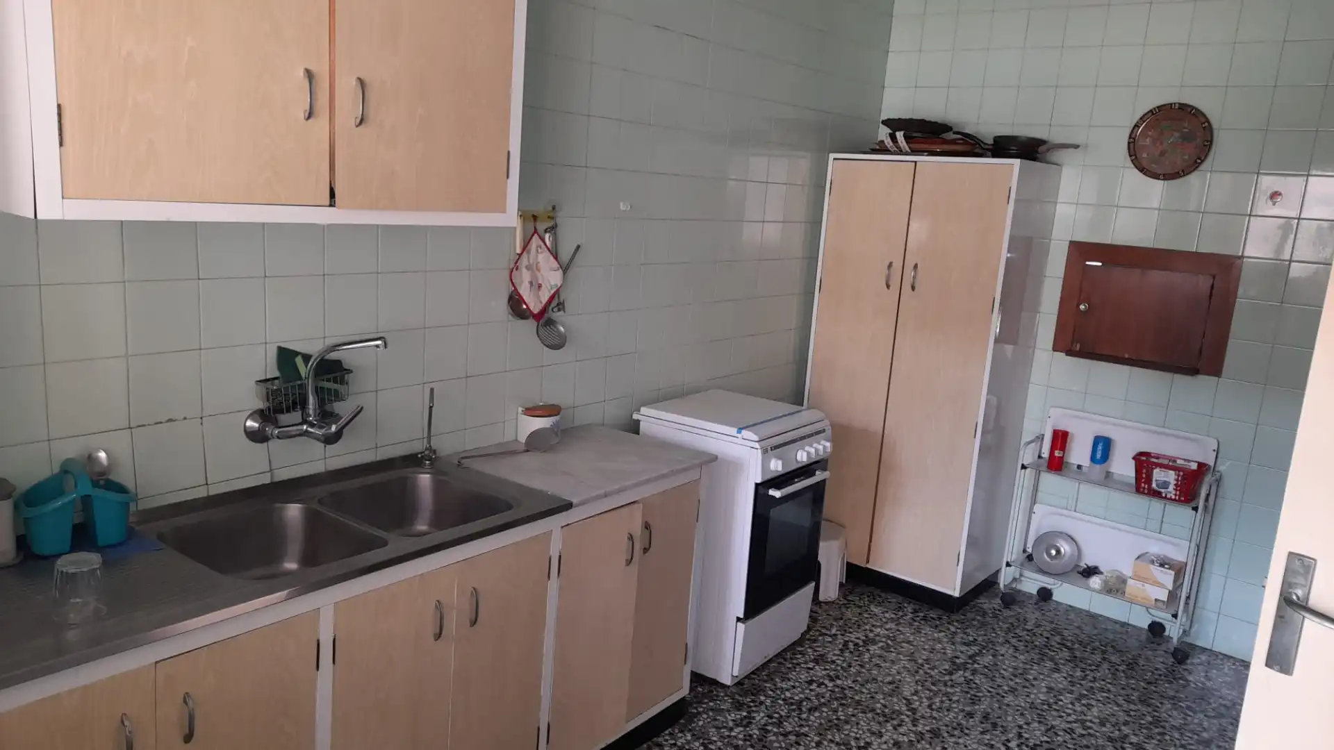 Küche von Wohnung zum Verkauf in Torrenueva Costa mit Ofen, Waschmaschine und Balkon