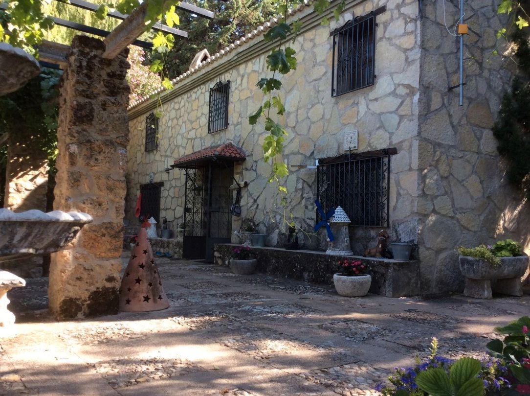 Vista exterior de Finca rústica en venda en Villacarrillo amb Aire condicionat, Jardí privat i Piscina