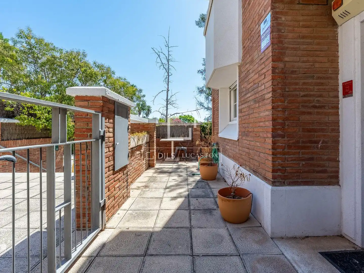 Vista exterior de Casa o xalet en venda en Esplugues de Llobregat amb Aire condicionat, Calefacció i Terrassa