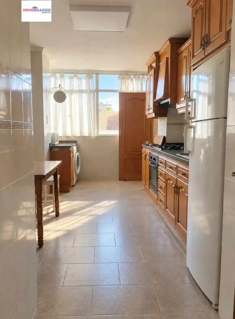 Cuina de Pis de lloguer en Almería amb Aire condicionat, Calefacció i Jardí privat