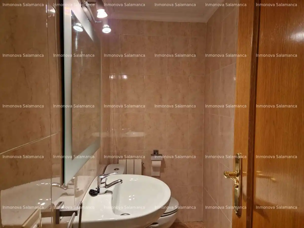 Badezimmer von Dachboden zur Miete in Salamanca mit Heizung, Terrasse und Möbliert