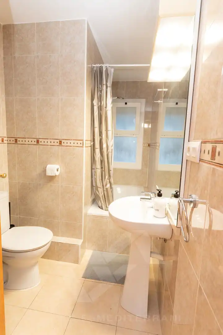 Baño de Piso de alquiler en Tarragona con Aire acondicionado, Calefacción y Terraza