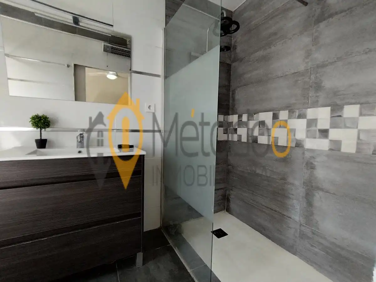 Bathroom of Flat for sale in Sevilla  with Air Conditioner, Heating and Storage room