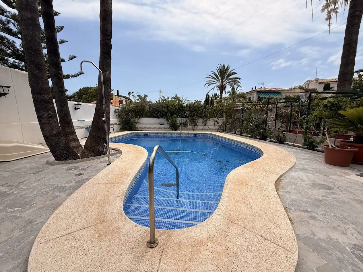 Piscina de Casa o xalet en venda en El Campello amb Aire condicionat, Calefacció i Jardí privat