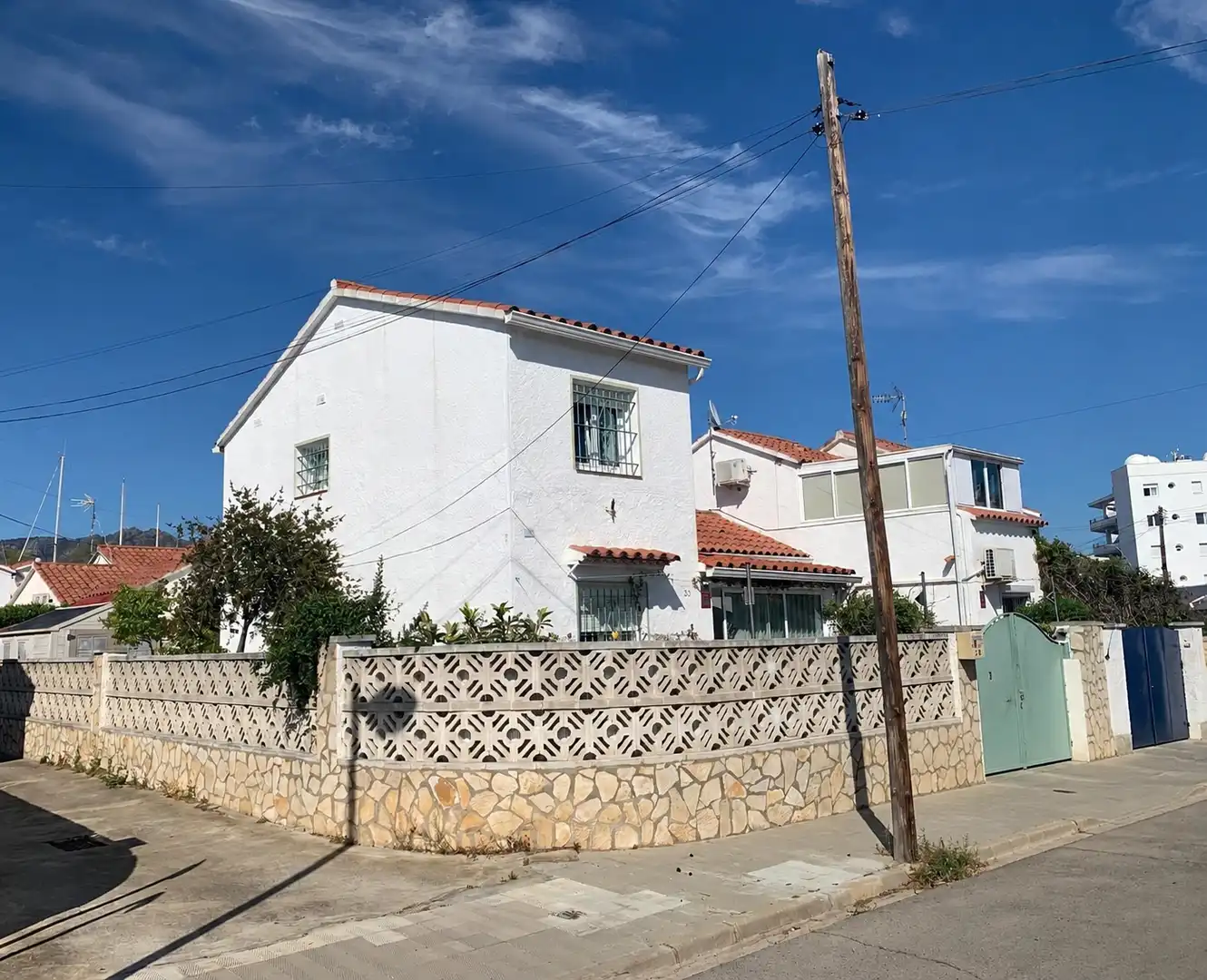 Vista exterior de Casa adosada en venta en Roses con Aire acondicionado, Calefacción y Jardín privado