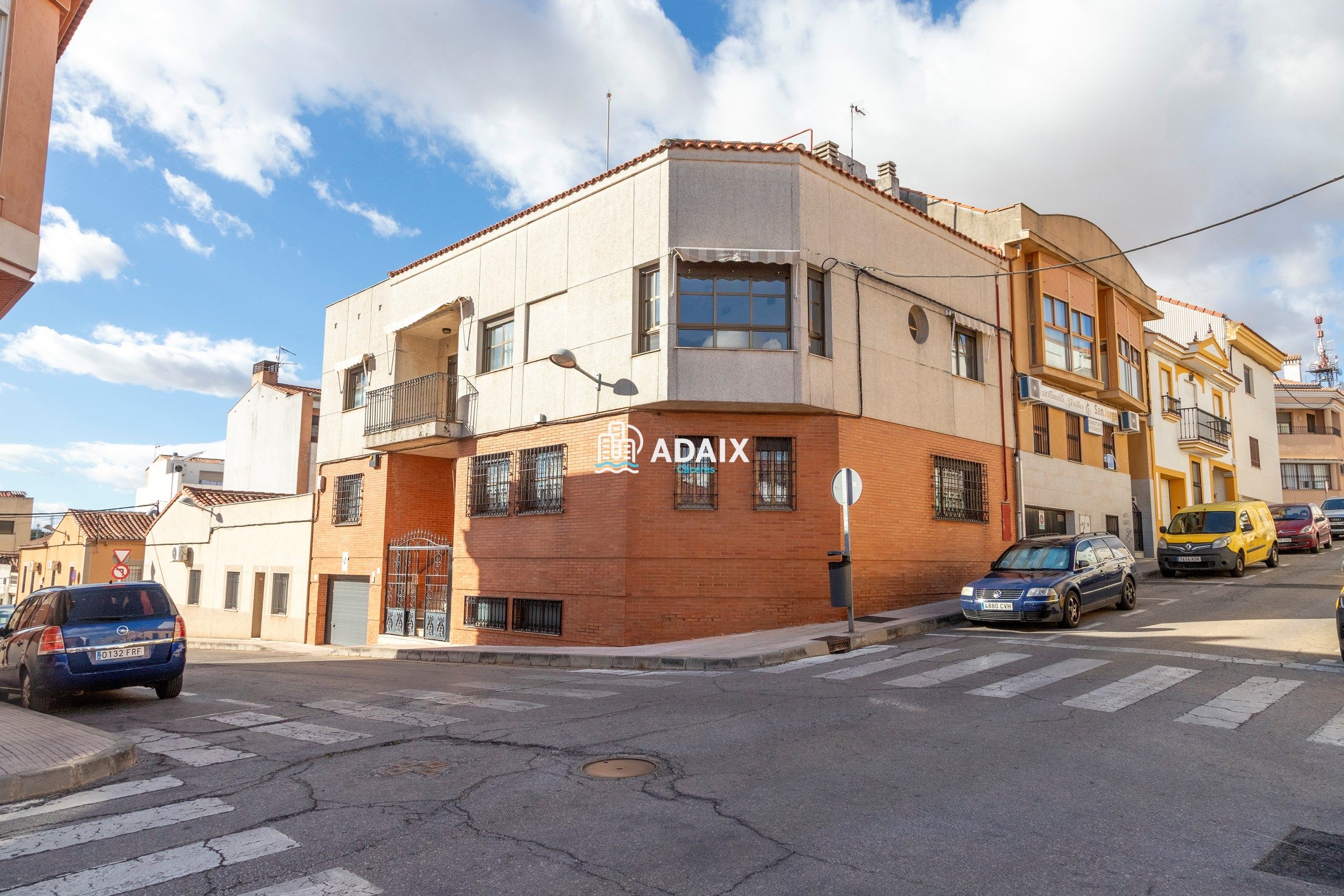 Vista exterior de Casa adosada en venda en Cáceres Capital amb Aire condicionat, Terrassa i Traster