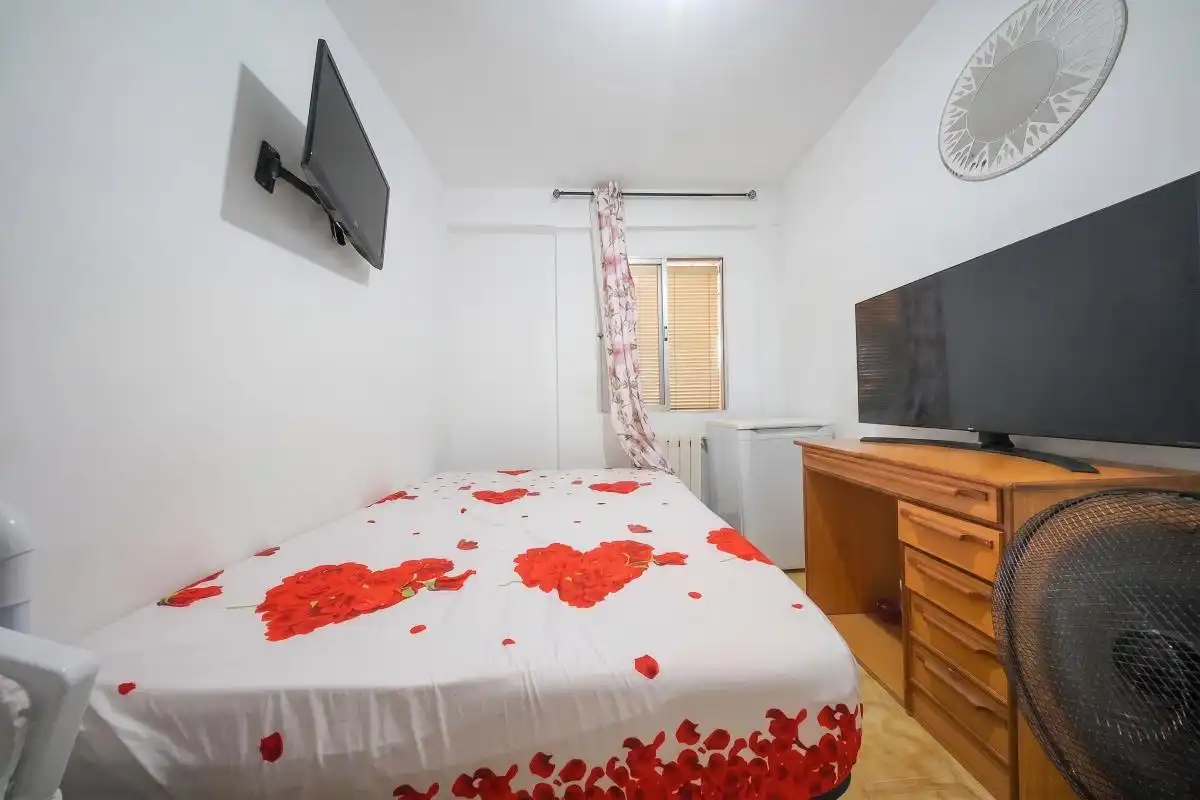 Dormitori de Pis en venda en Madrid amb Calefacció, Terrassa i Moblat