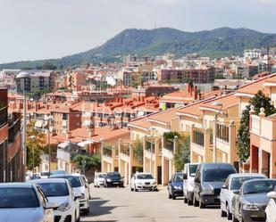 Vista exterior de Casa o xalet en venda en Mataró amb Calefacció, Jardí privat i Terrassa