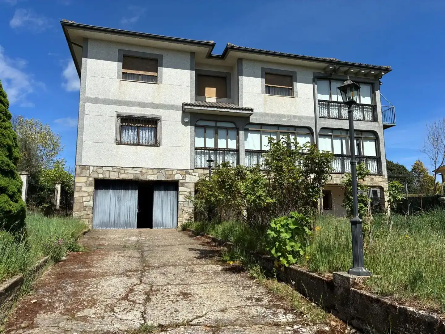 Exterior view of Houses for sale in Mombuey, Zamora