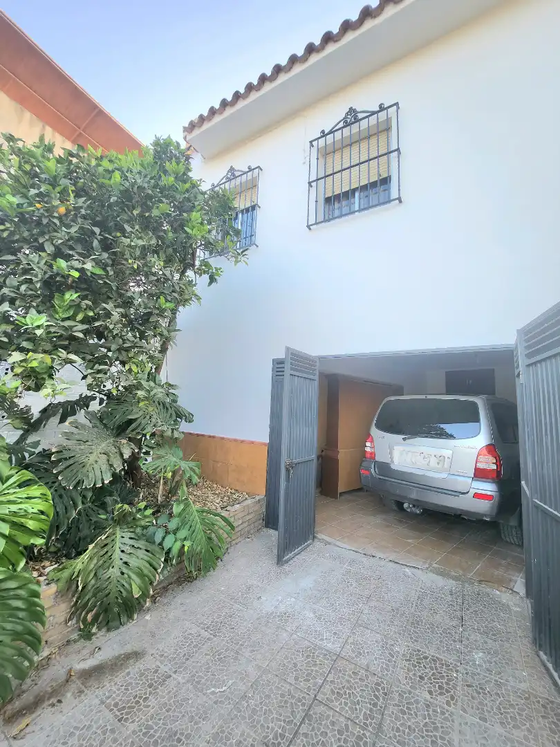 Außenansicht von Haus oder Chalet zum Verkauf in Alcalá de Guadaira mit Privatgarten, Terrasse und Abstellraum