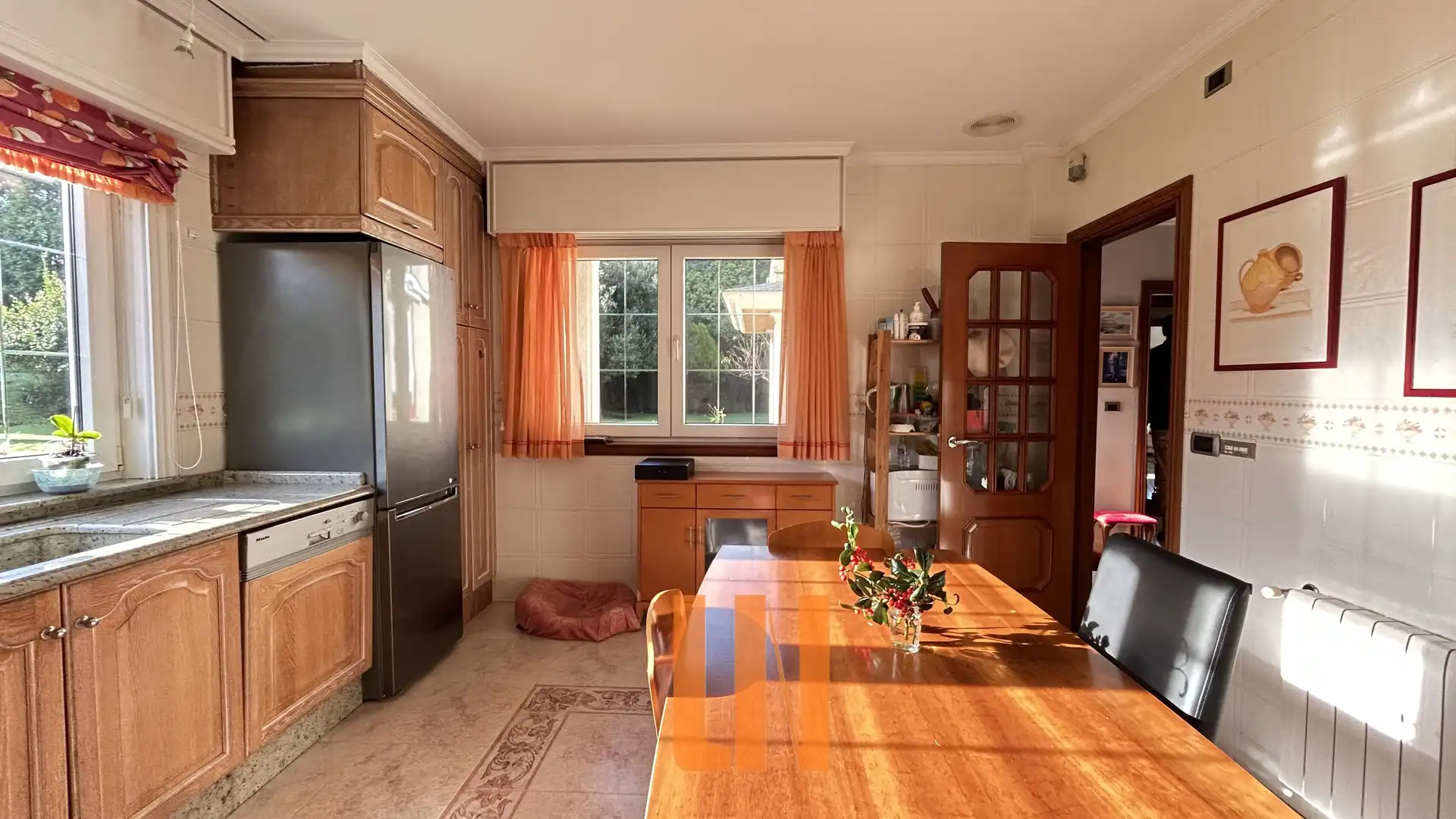 Cuina de Casa o xalet en venda en Oleiros amb Calefacció, Jardí privat i Parquet