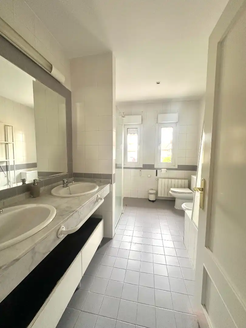 Baño de Casa adosada en venta en Madrid con Aire acondicionado, Calefacción y Jardín privado
