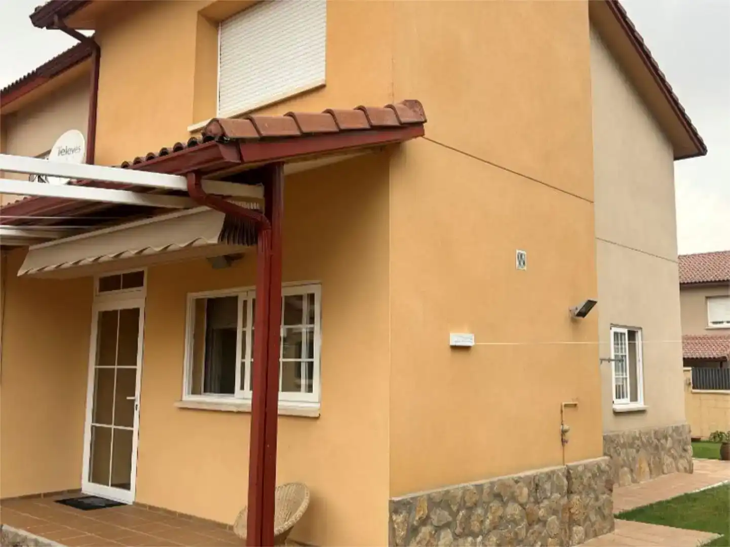 Vista exterior de Pis en venda en Hontanares de Eresma amb Jardí privat, Traster i Piscina