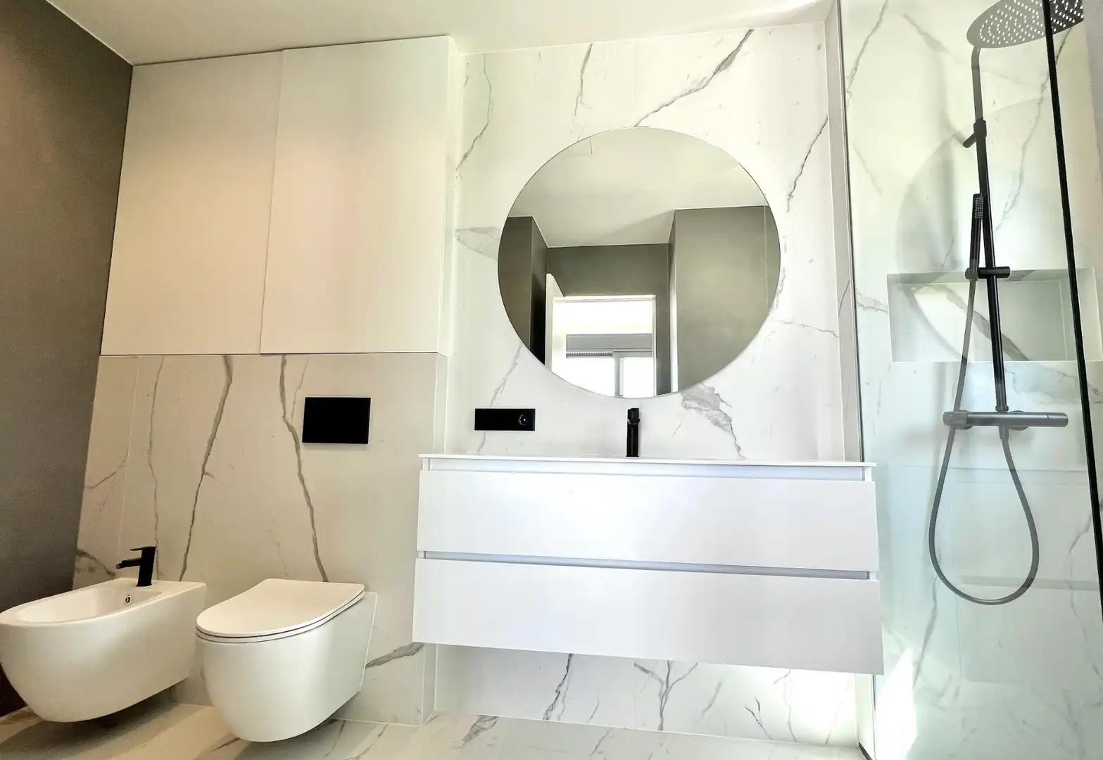 Badezimmer von Haus oder Chalet zum Verkauf in Marbella mit Klimaanlage, Heizung und Privatgarten