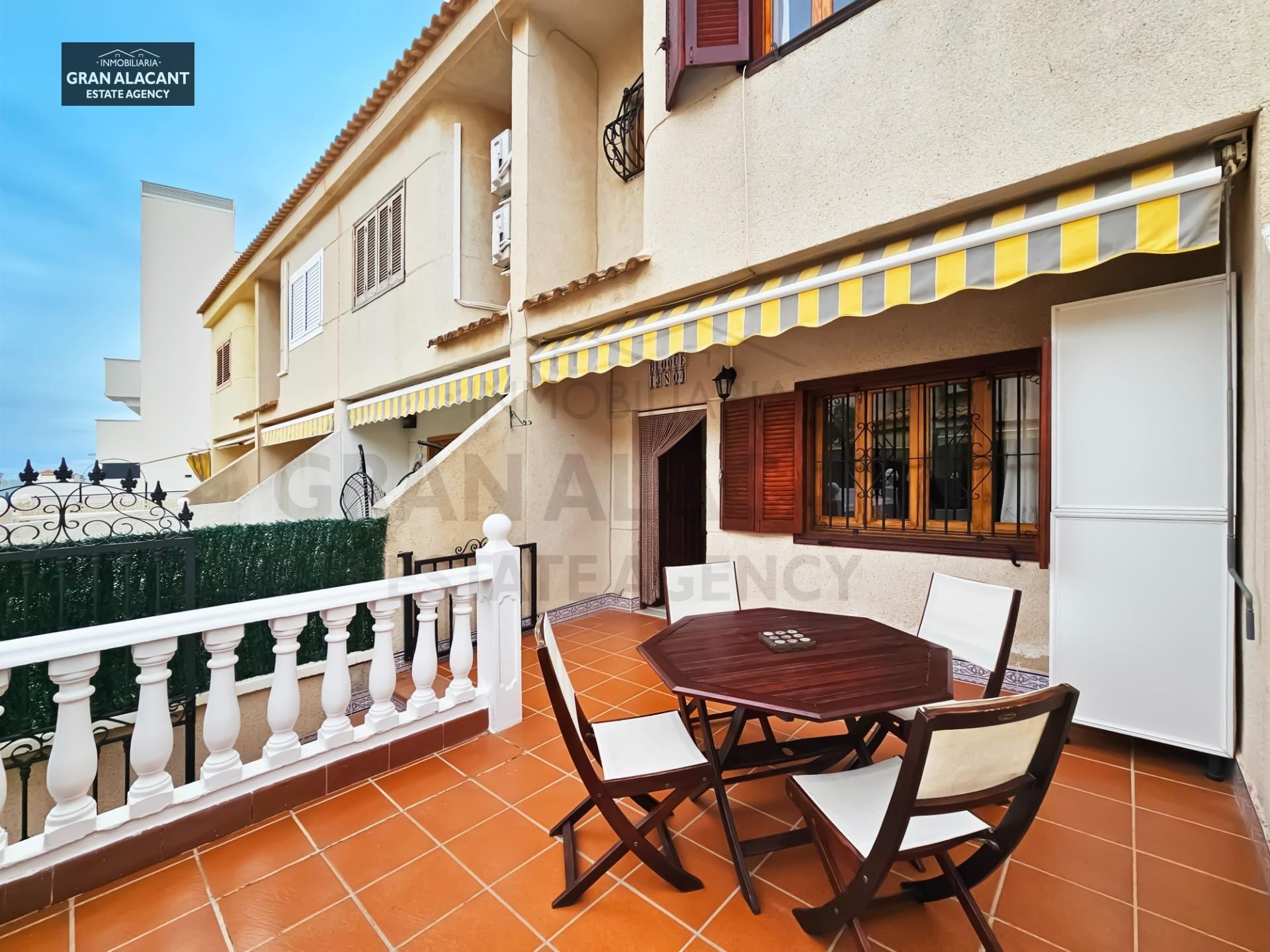 Vista exterior de Casa o xalet en venda en Santa Pola amb Aire condicionat, Jardí privat i Terrassa