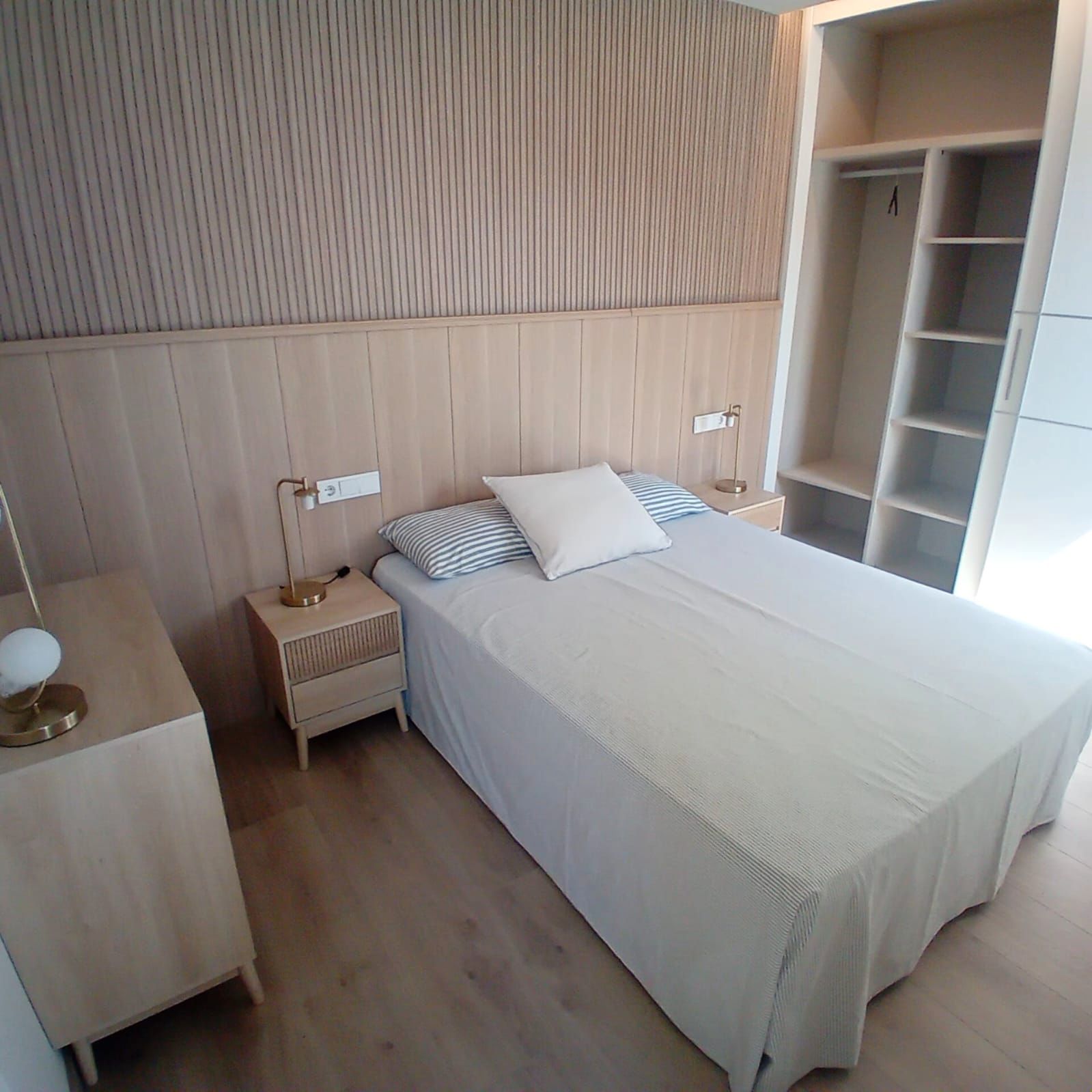 Dormitori de Apartament de lloguer en León Capital  amb Calefacció, Moblat i Forn