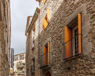 Vista exterior de Casa adosada en venda en Figueres amb Calefacció, Jardí privat i Terrassa