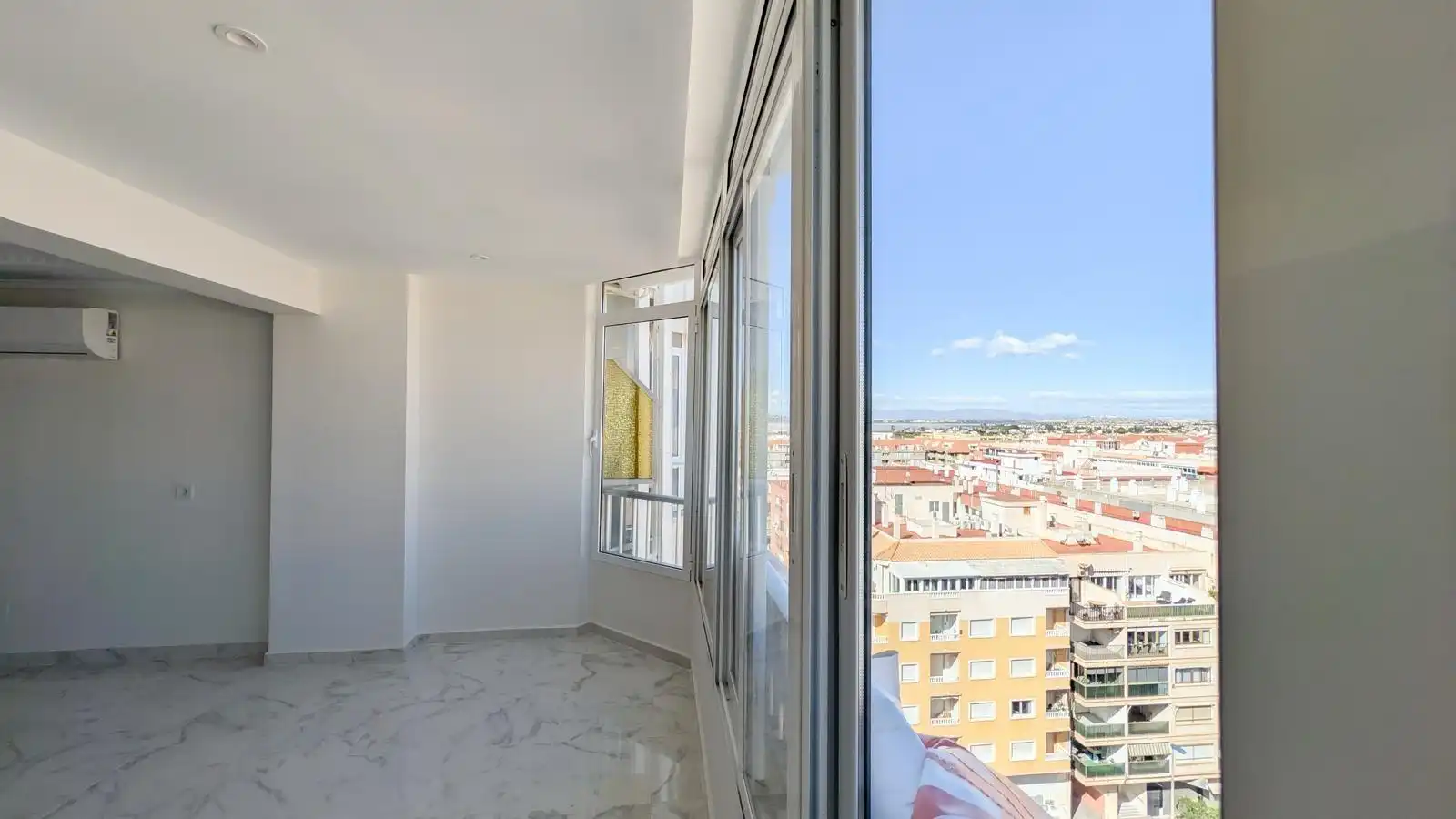 Terrassa de Àtic de lloguer amb opció a compra en Torrevieja amb Aire condicionat, Calefacció i Terrassa