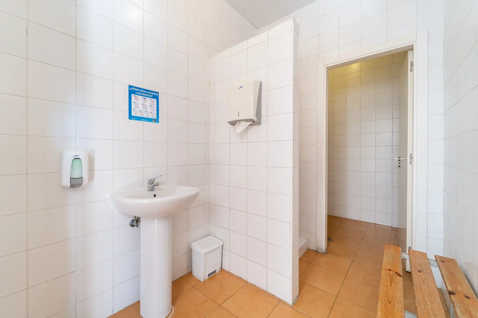 Bathroom of Flat for sale in Madrid  with Air Conditioner, Heating and Storage room