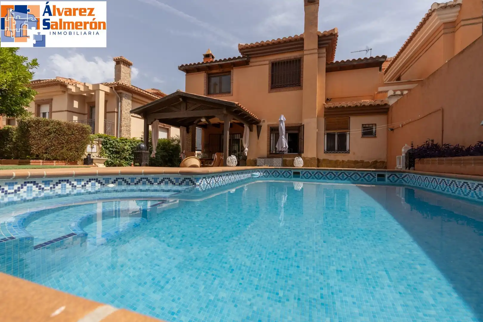 Piscina de Casa o xalet en venda en La Zubia amb Calefacció, Jardí privat i Terrassa