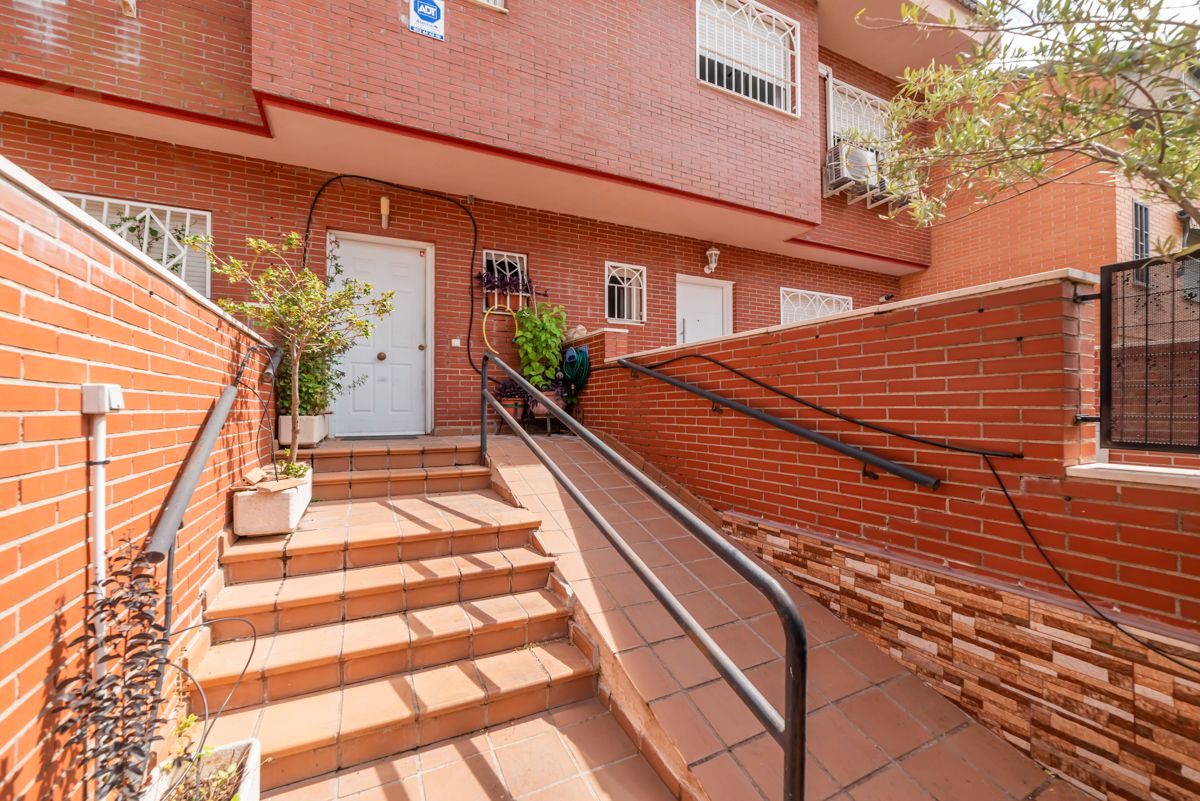 Casa adosada en venda a Hispanoamérica - Comunidades