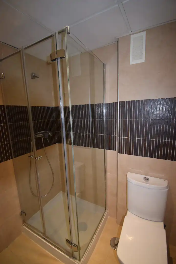Badezimmer von Wohnungen zum Verkauf in Los Alcázares mit Klimaanlage, Heizung und Terrasse