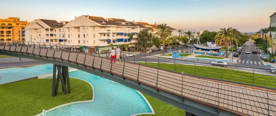 Vista exterior de Pis en venda en Marbella amb Aire condicionat, Terrassa i Rentadora