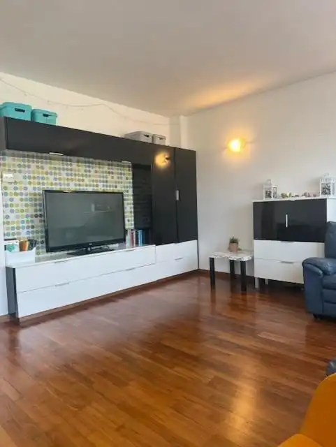 Sala d'estar de Casa adosada en venda en Barcelona amb Calefacció, Terrassa i Piscina