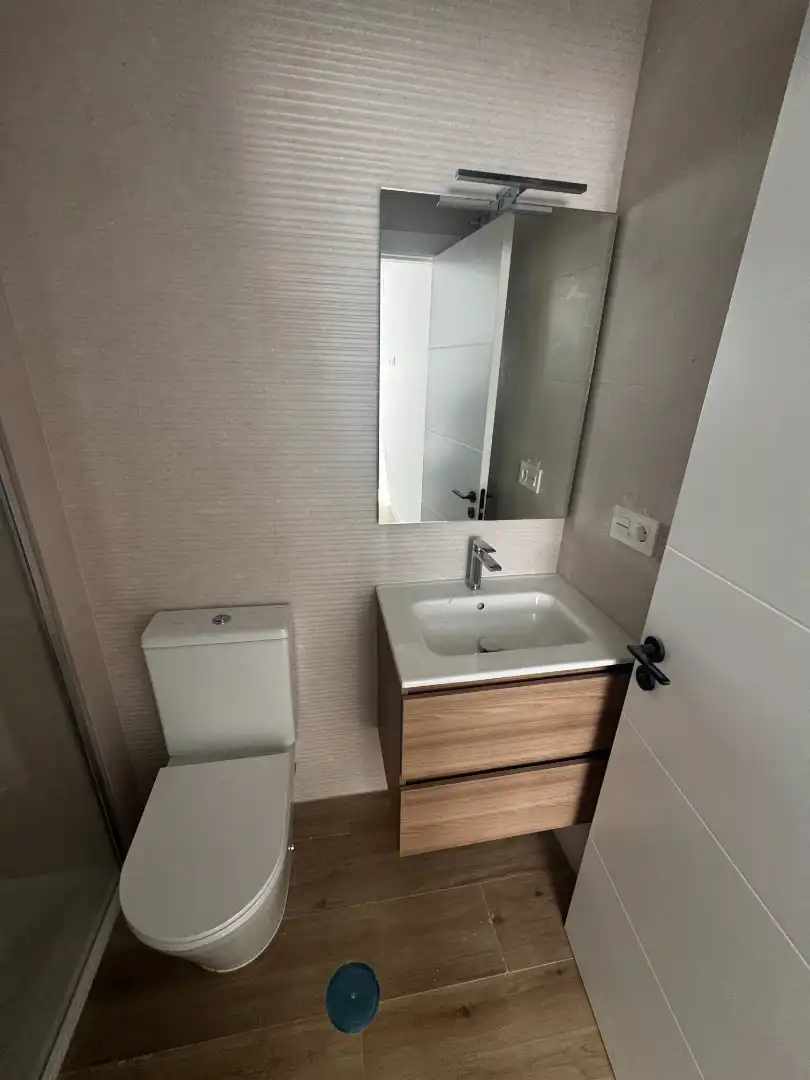 Badezimmer von Wohnung zur Miete in Maracena mit Klimaanlage, Parkett und Möbliert