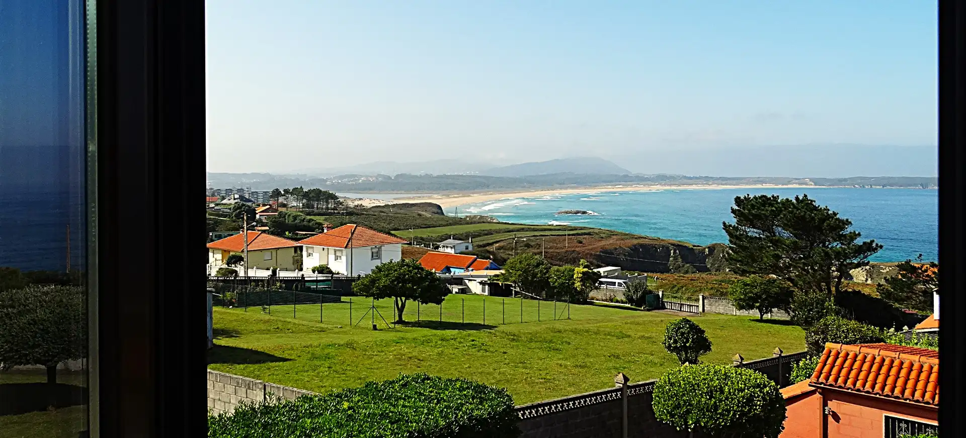Vista exterior de Casa o xalet en venda en Valdoviño amb Calefacció, Jardí privat i Parquet