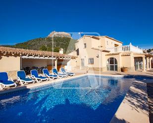Vista exterior de Casa o xalet en venda en Calpe / Calp amb Aire condicionat, Jardí privat i Terrassa