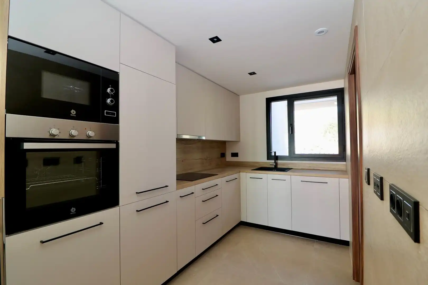 Kitchen of Flat for sale in Marbella  with Air Conditioner, Private garden and Terrace