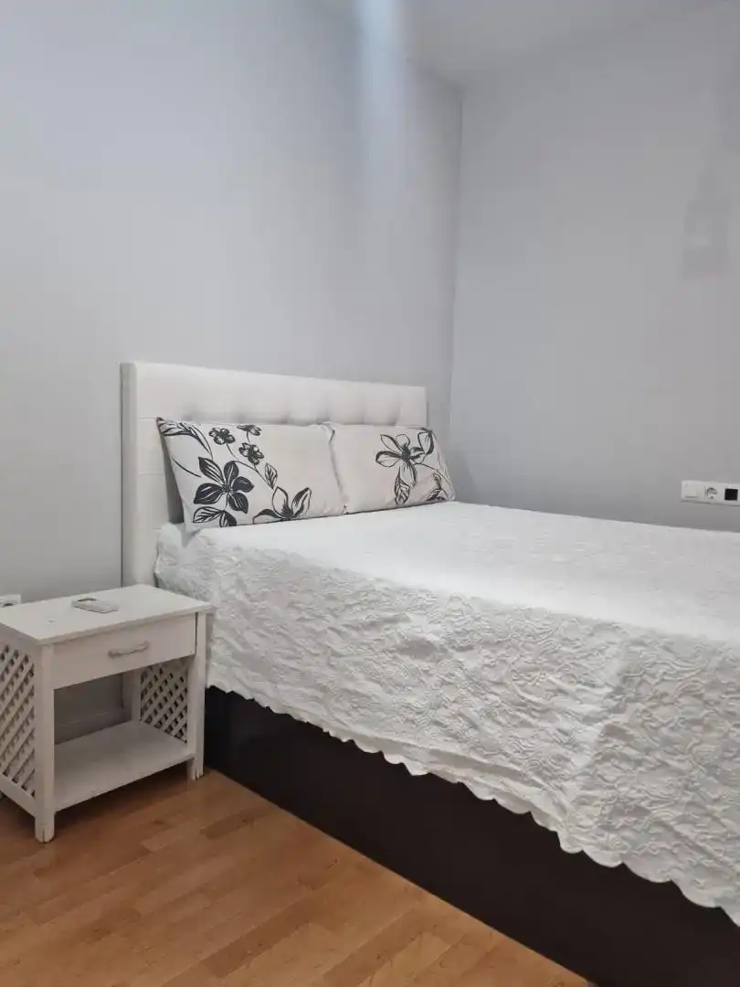 Dormitori de Apartament de lloguer en Churriana de la Vega amb Aire condicionat, Parquet i Piscina
