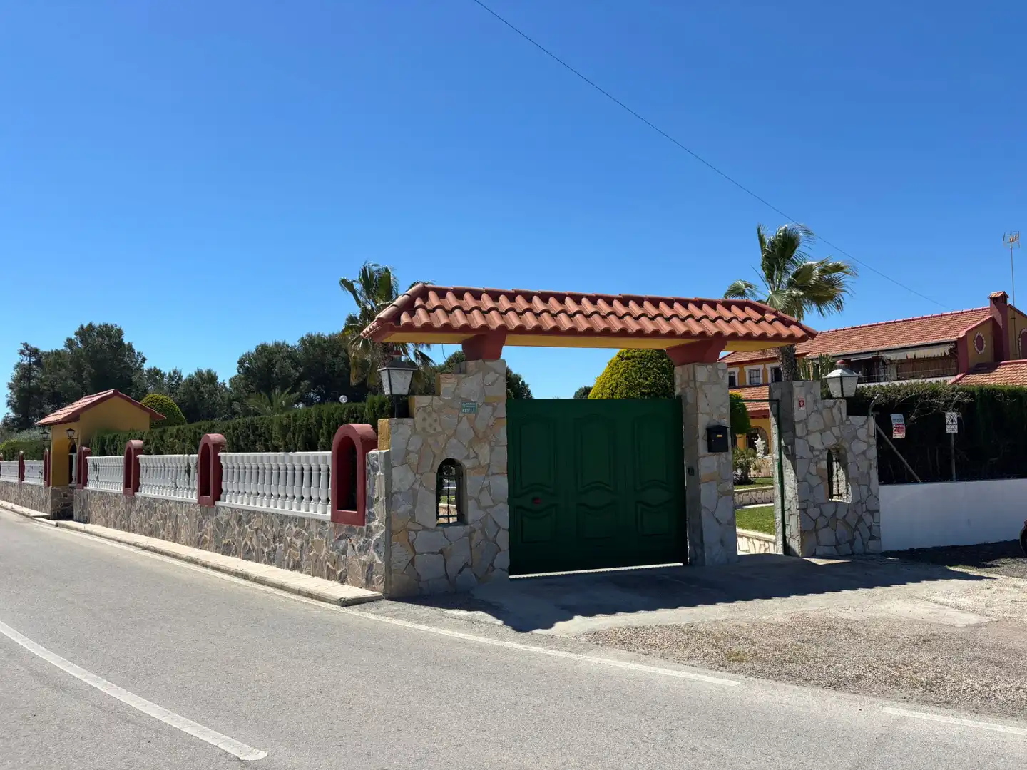 Vista exterior de Casa o xalet en venda en Elche / Elx amb Aire condicionat, Calefacció i Jardí privat