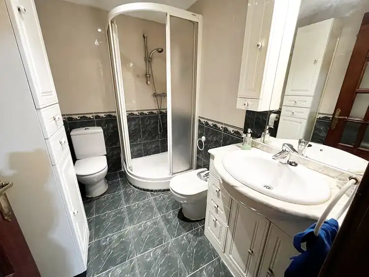 Bathroom of Flat for rent in Madrid  with Air Conditioner, Heating and Parquet flooring