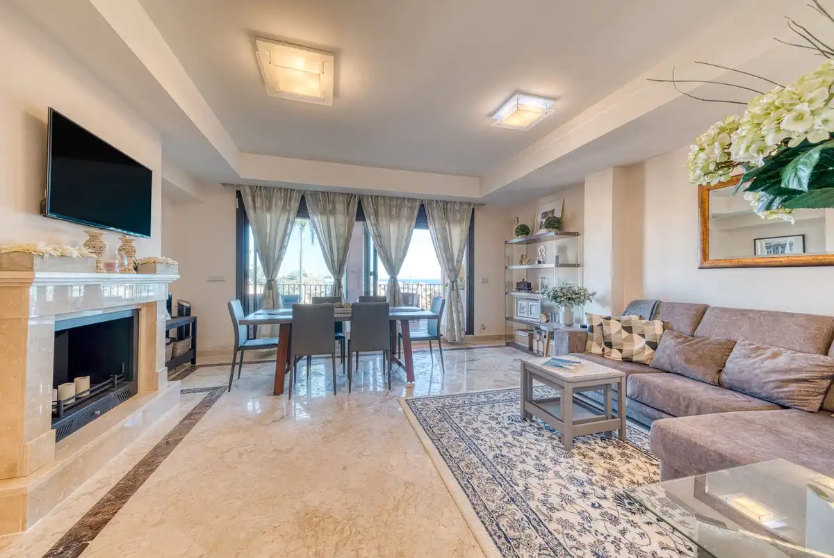 Wohnzimmer von Einfamilien-Reihenhaus zum Verkauf in Estepona mit Klimaanlage, Terrasse und Alarm