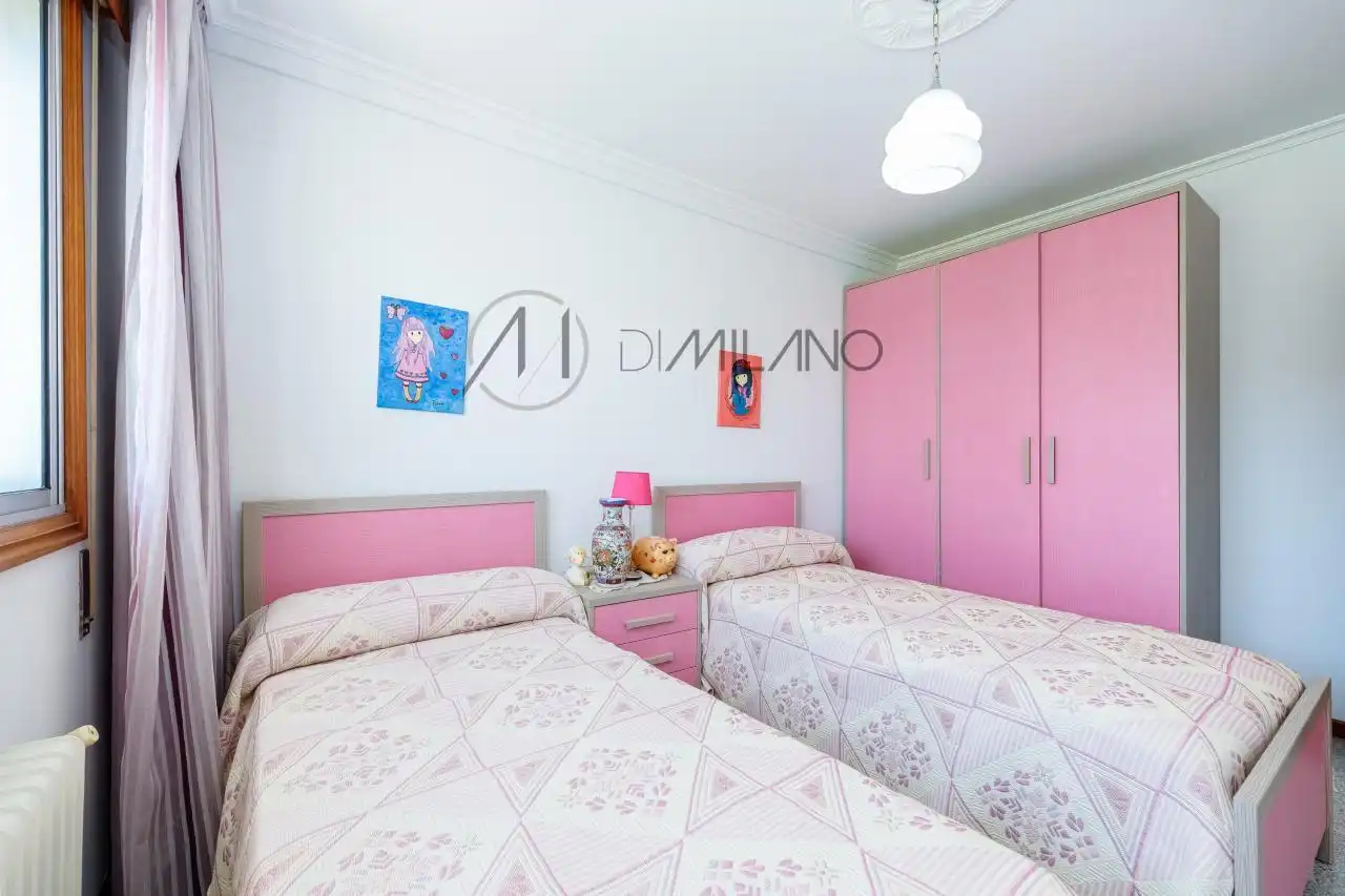 Habitación de Casa o chalet en venta en Vigo  con Calefacción, Jardín privado y Parquet