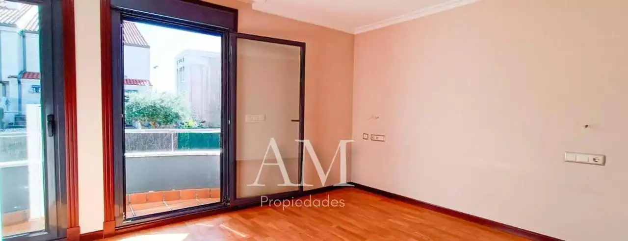 Dormitori de Casa o xalet en venda en Vigo  amb Calefacció, Jardí privat i Terrassa
