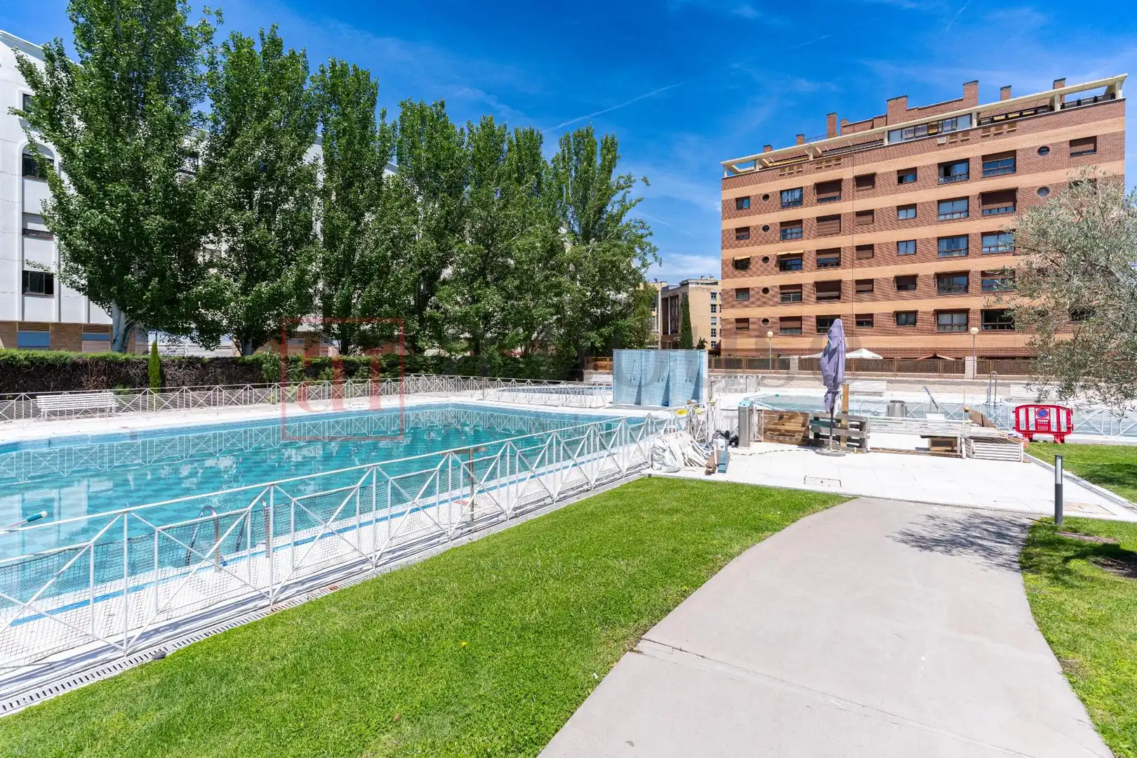 Swimming pool of Flat for sale in Madrid  with Air Conditioner, Heating and Private garden