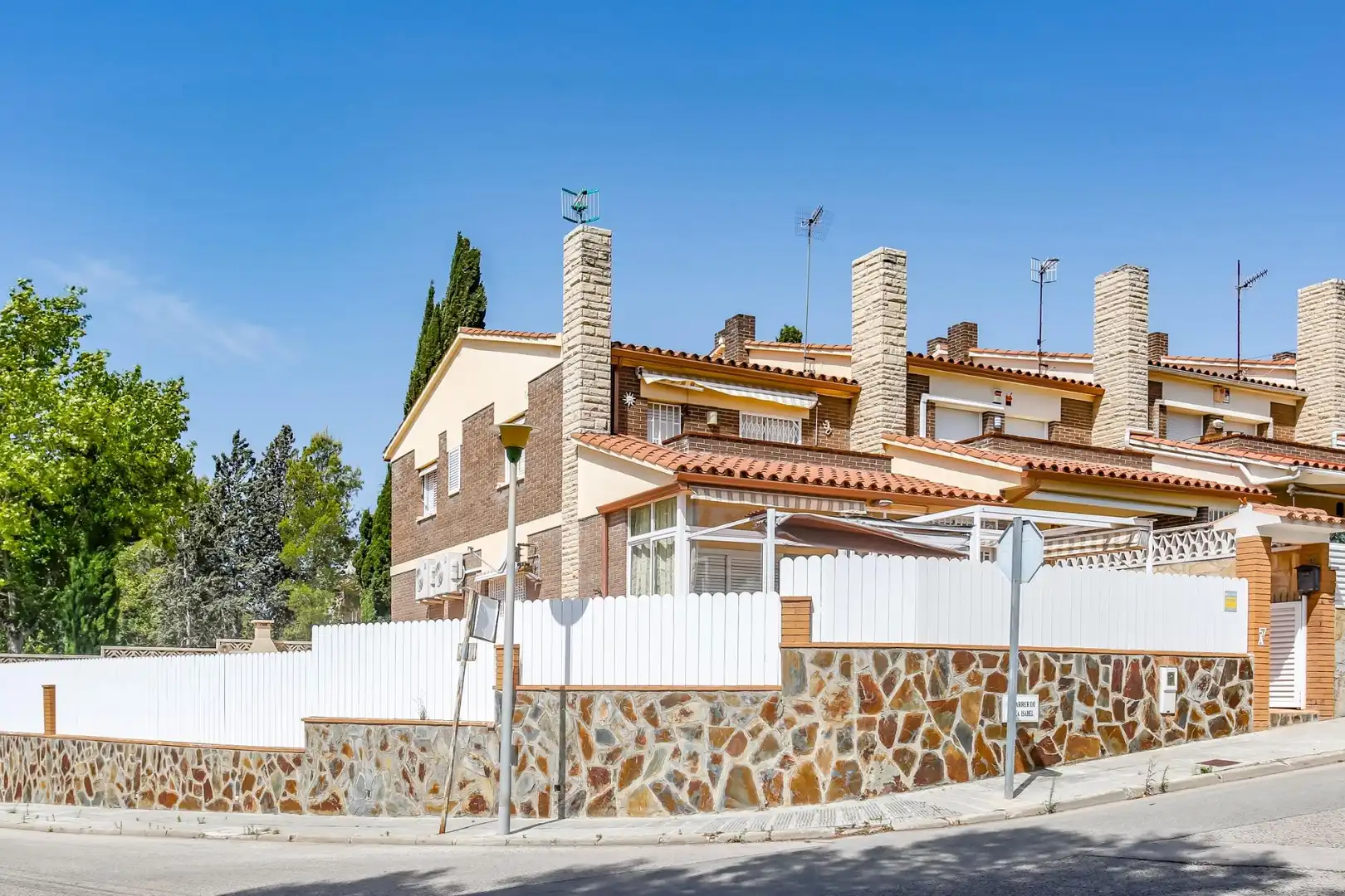 Vista exterior de Casa adosada en venta en El Vendrell con Calefacción, Terraza y Balcón
