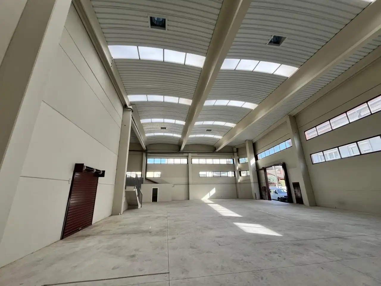 Vista exterior de Nau industrial de lloguer en Cerdanyola del Vallès amb Alarma